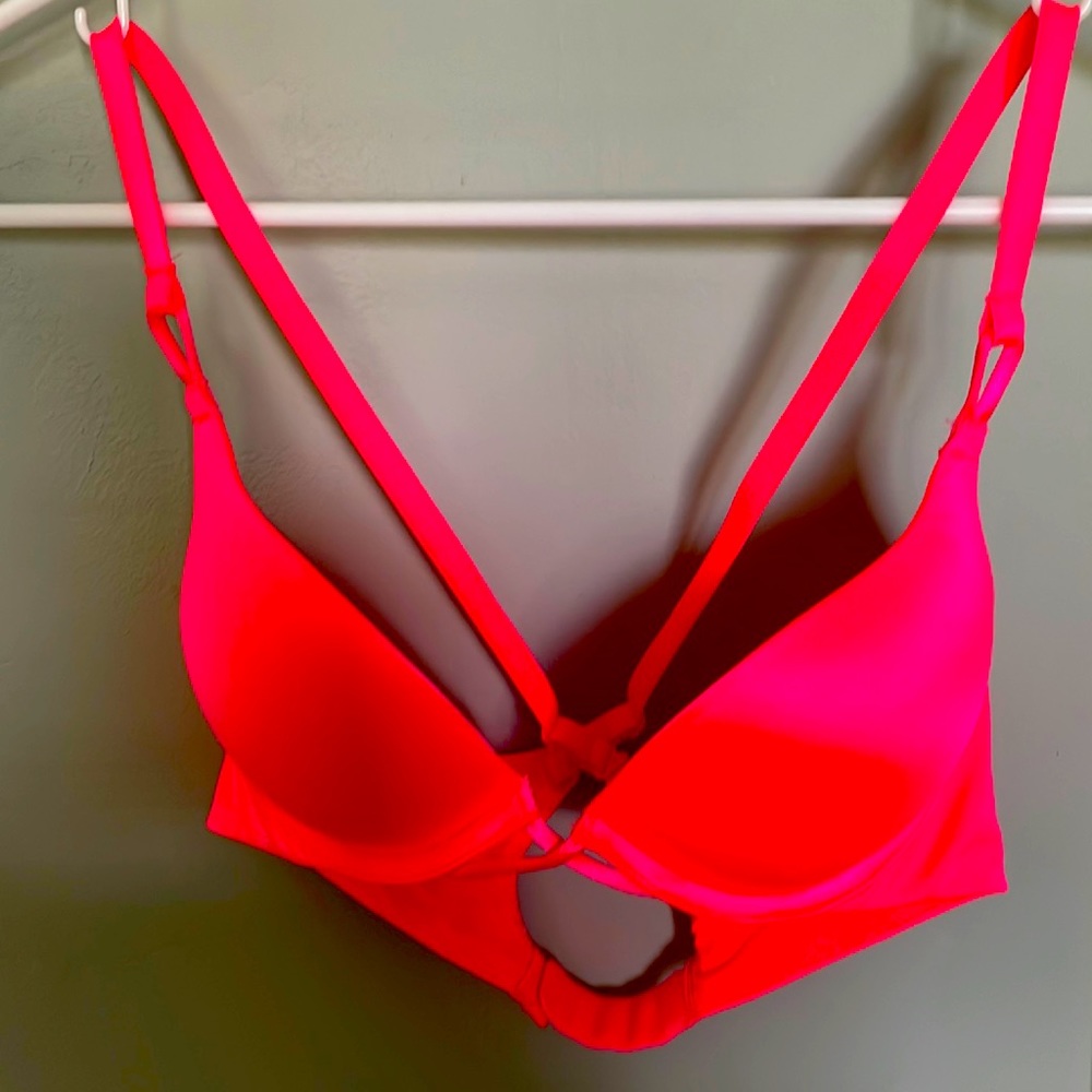 Victoria’s Secret Bombshell Plunge Add 2 Cups Push-up Bra 32A